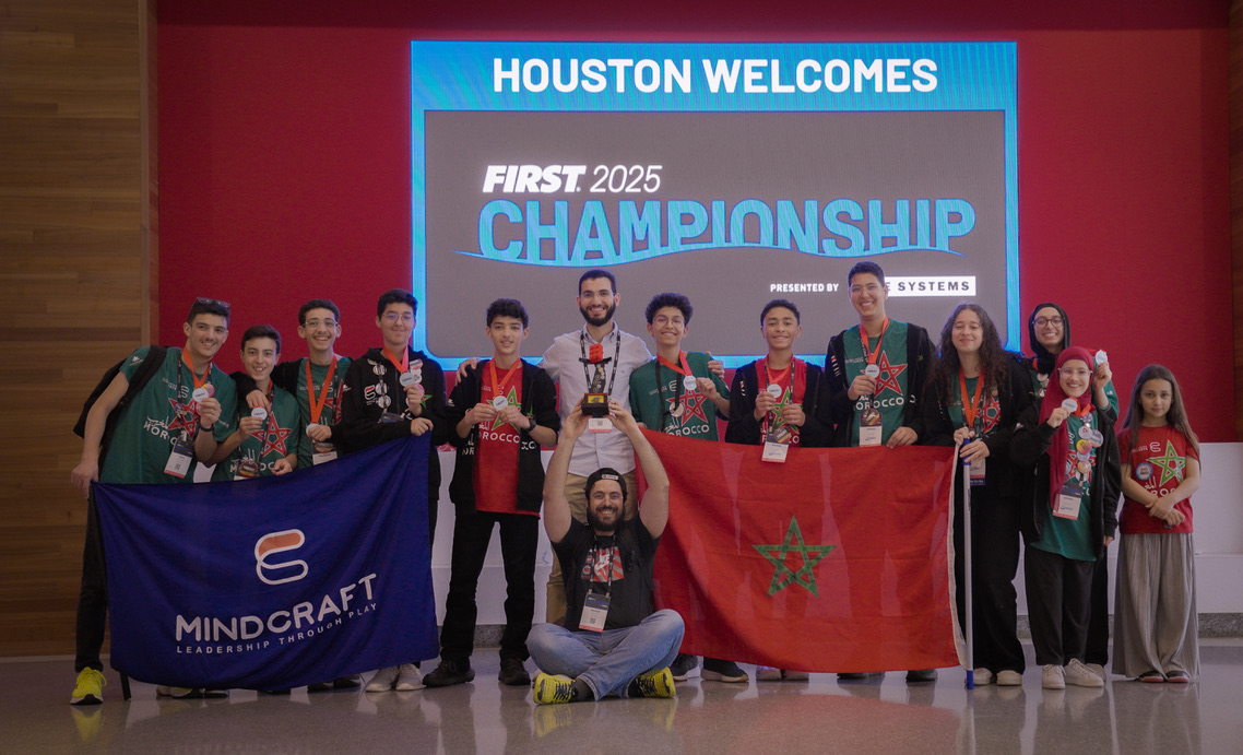 L'équipe Mindcraft, médaillée au FIRST Championship 2025 à Houston, avec le drapeau du Maroc
